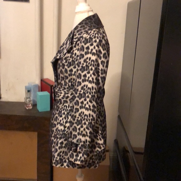 Grey leopard print jacket with big buckle - Picture 3 of 5